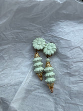 Load image into Gallery viewer, Orecchini vintage “Mint Royale”
