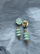 Load image into Gallery viewer, Orecchini vintage “Mint Royale”
