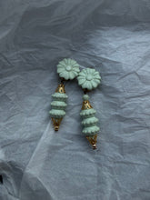 Load image into Gallery viewer, Orecchini vintage “Mint Royale”
