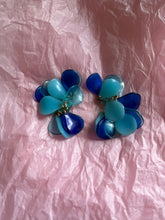 Load image into Gallery viewer, Orecchini vintage “petal”
