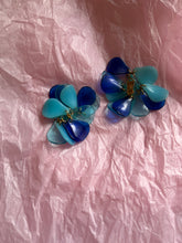 Load image into Gallery viewer, Orecchini vintage “petal”
