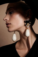 Carica l'immagine nel visualizzatore di Gallery, Orecchini vintage “perle blanche”
