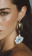 Carica l'immagine nel visualizzatore di Gallery, Orecchini vintage “Fleur”
