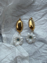 Carica l'immagine nel visualizzatore di Gallery, Orecchini vintage “Fleur”
