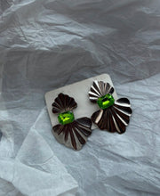 Carica l'immagine nel visualizzatore di Gallery, Orecchini vintage “ emerald shell”
